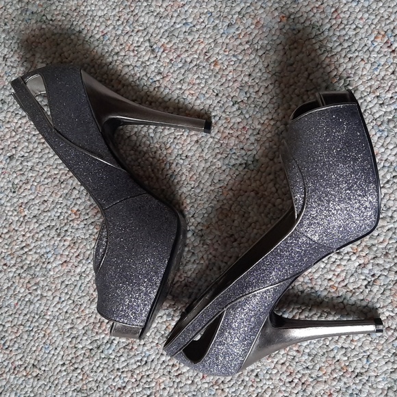 Silver Guess Heels - Picture 3 of 8